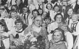 Крупская среди пионеров 1936 год.