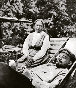 Крупская с мужем Владимиром Лениным в Горках. 1922 год.