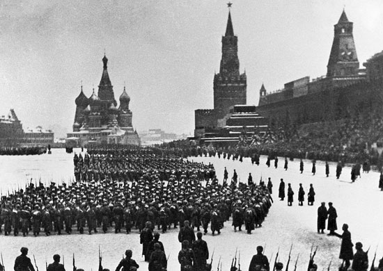 Парад в годовщину Октябрьской революции 7 ноября 1941 года на Красной площади в Москве.