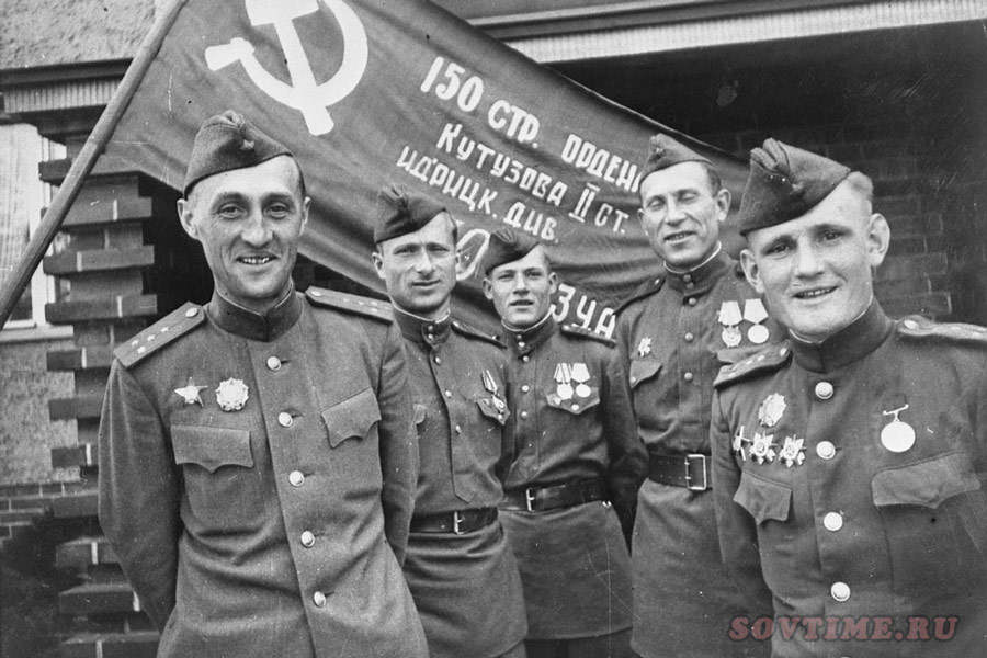 Знамя Победы - Капитан Самсонов, Кантария, Егоров, ст. сержант Сьянов, капитан Неустроев.